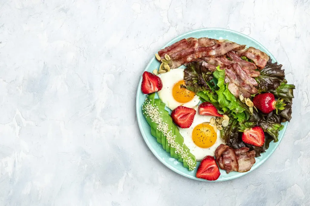 LCHF Rezept - Avocado-Eiersalat mit Bacon