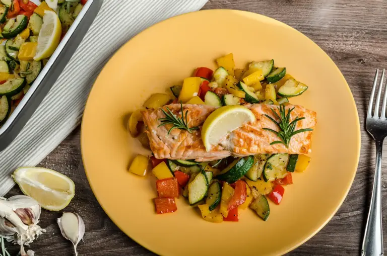 LCHF Rezept - Lachsfilet auf Zucchini-Paprika-Gemüse