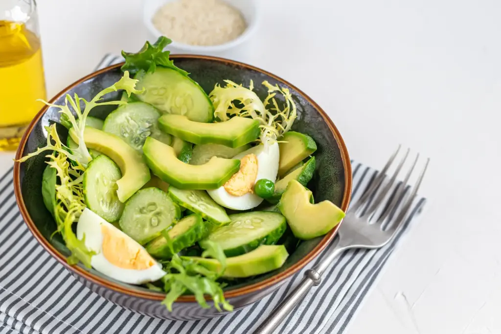 LCHF Rezept - Avocado-Eier-Salat im Salat-Wrap