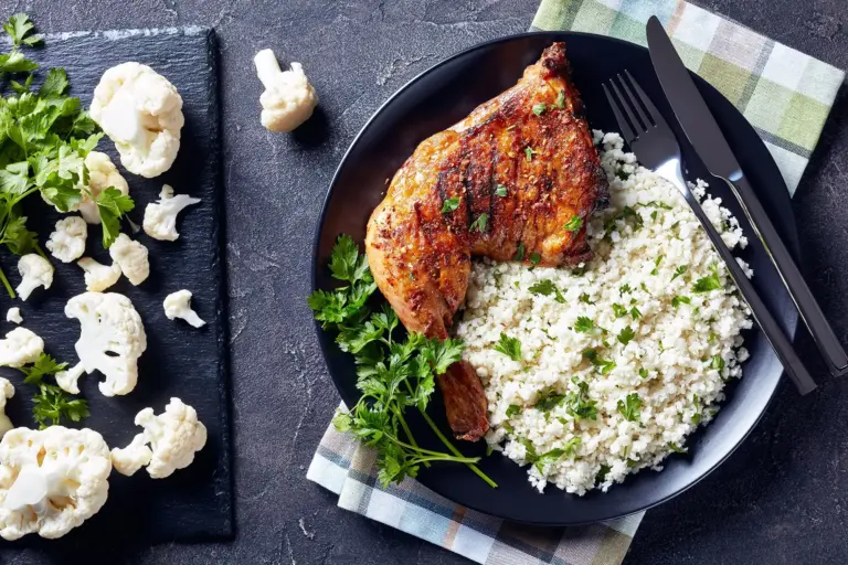 LCHF Rezept - Cremiges Hähnchen-Kokos-Curry mit Blumenkohlreis