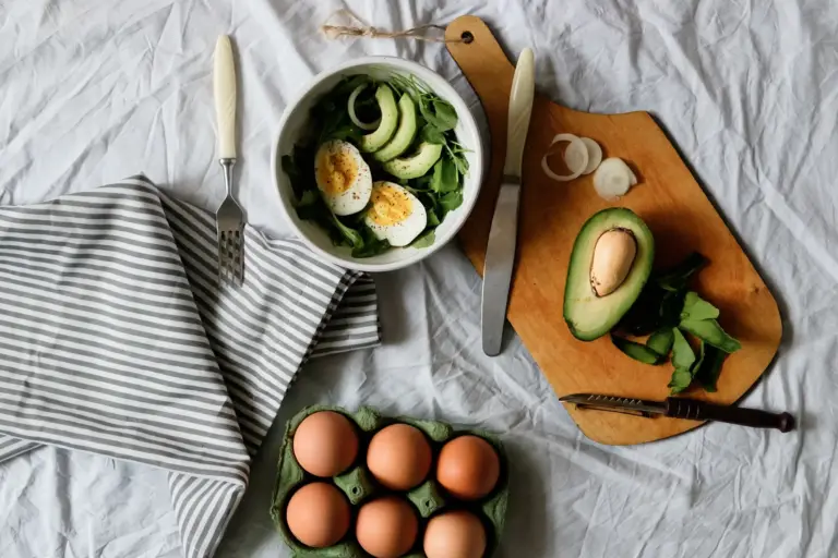 Gekochte Eier mit Avocado-Creme