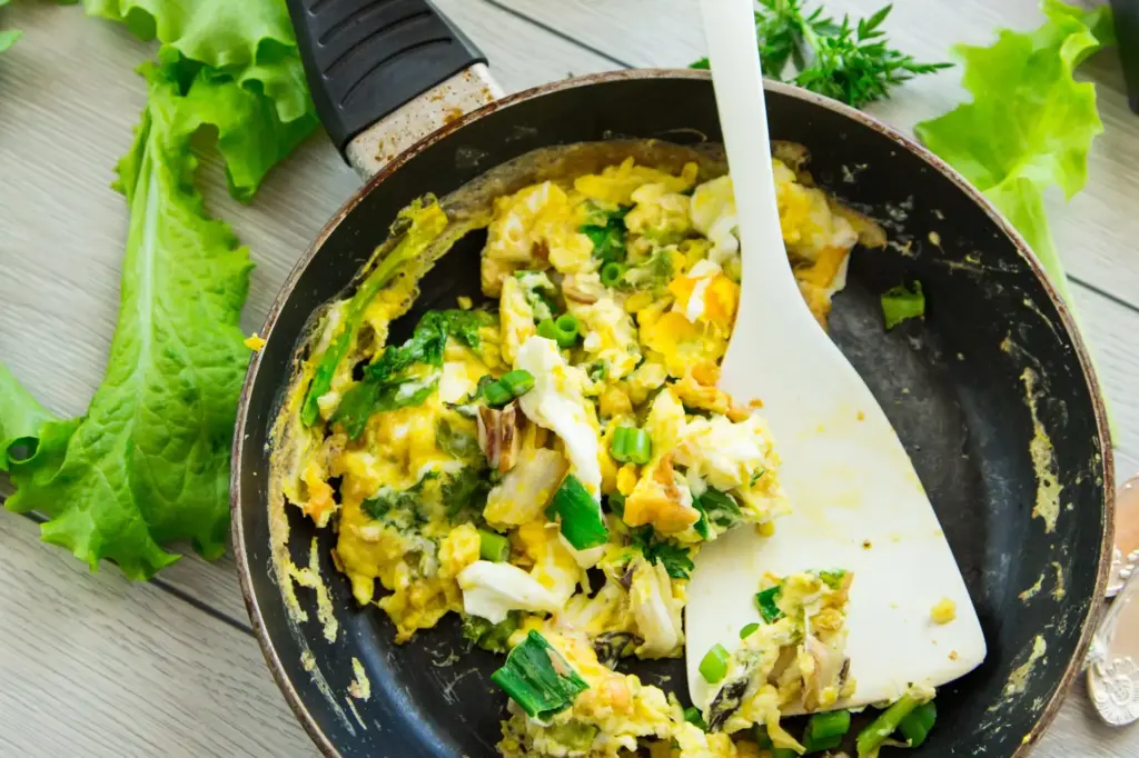 LCHF Rezept - Rührei mit Spinat und Feta