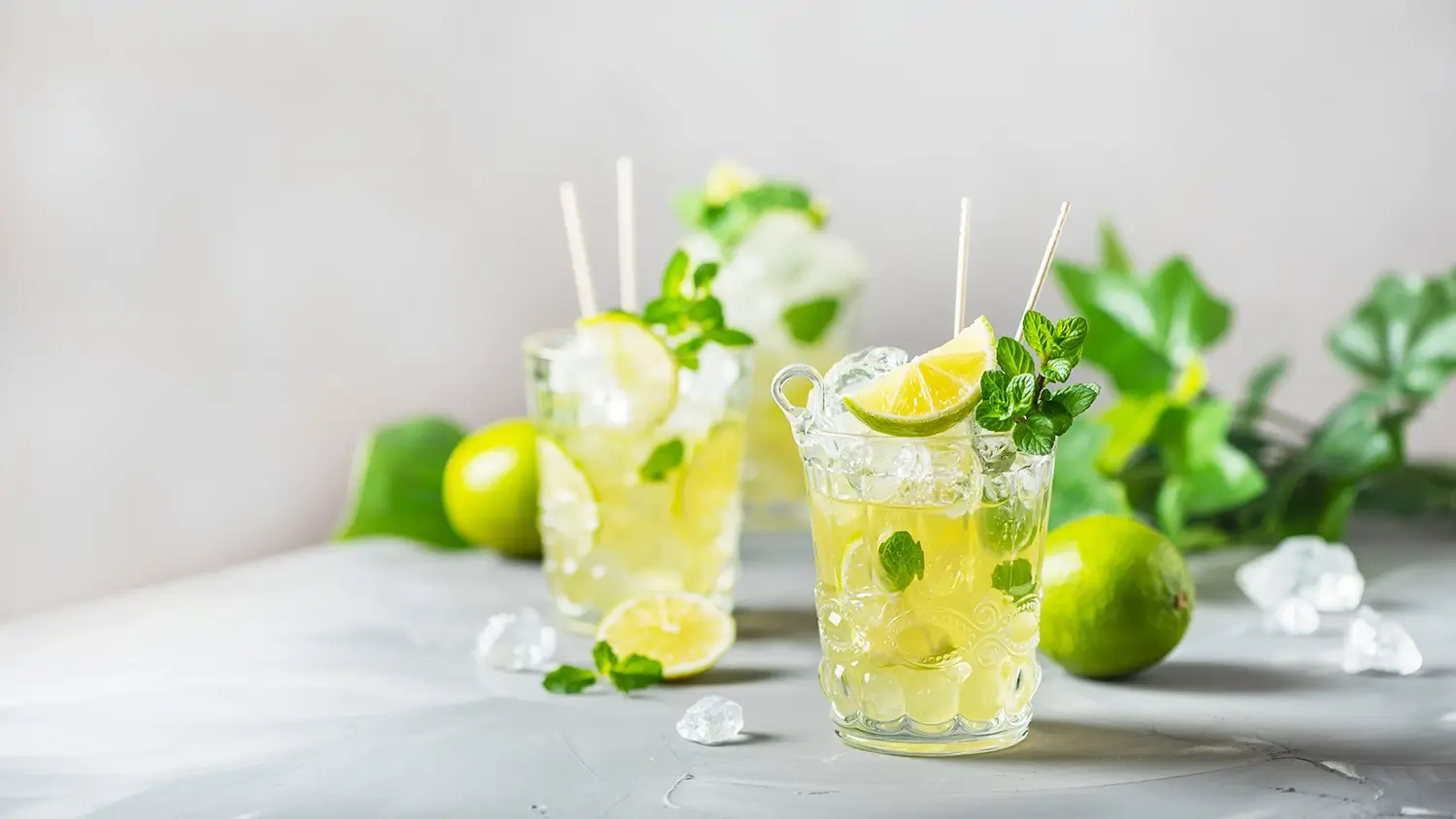 Grüner Eistee mit Limette & Basilikum